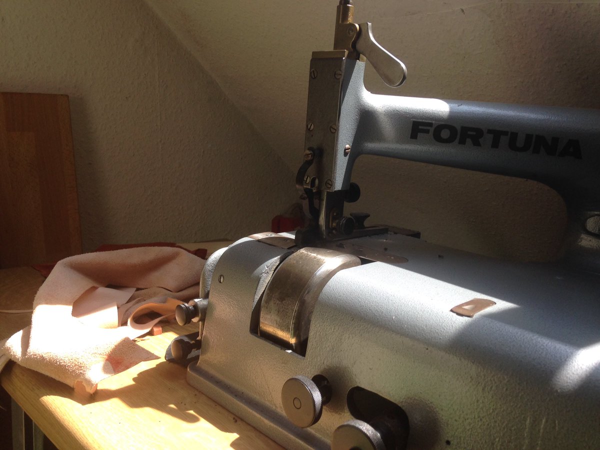 DigiMat_Projekt's tweet photo. DigiMat wird konkret. Danke an Rolf Rainer Footwear, dass wir in der Schuhmacherwerkstatt in Mettmann gemeinsam am Geschäftsmodell arbeiten können. #Handwerk #Design #Digitalisierung #Fertigung https://t.co/nNGd4JAqJz