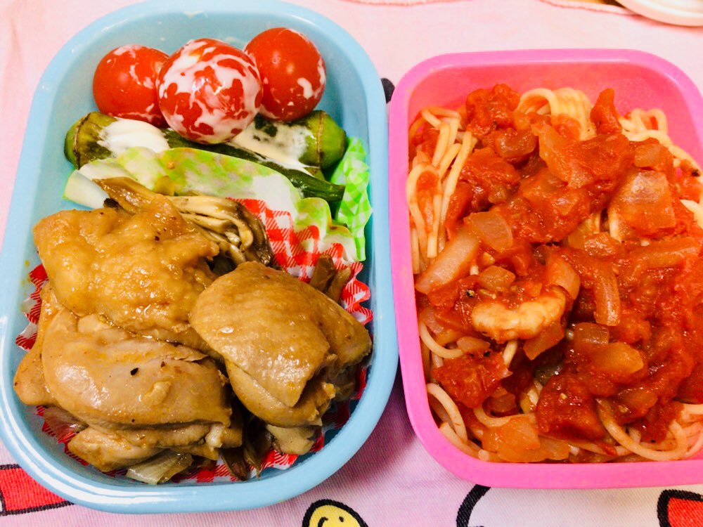 今日のお弁当

＊シーフードトマトパスタ
＊オクラとミニトマト
＊チキンソテー
＊舞茸と長ネギソテー

鶏肉の下にキノコとネギが寝てます♪
食費の関係上、月末に向けて徐々におかずが貧しき弁当になる模様٩( ᐛ )و笑