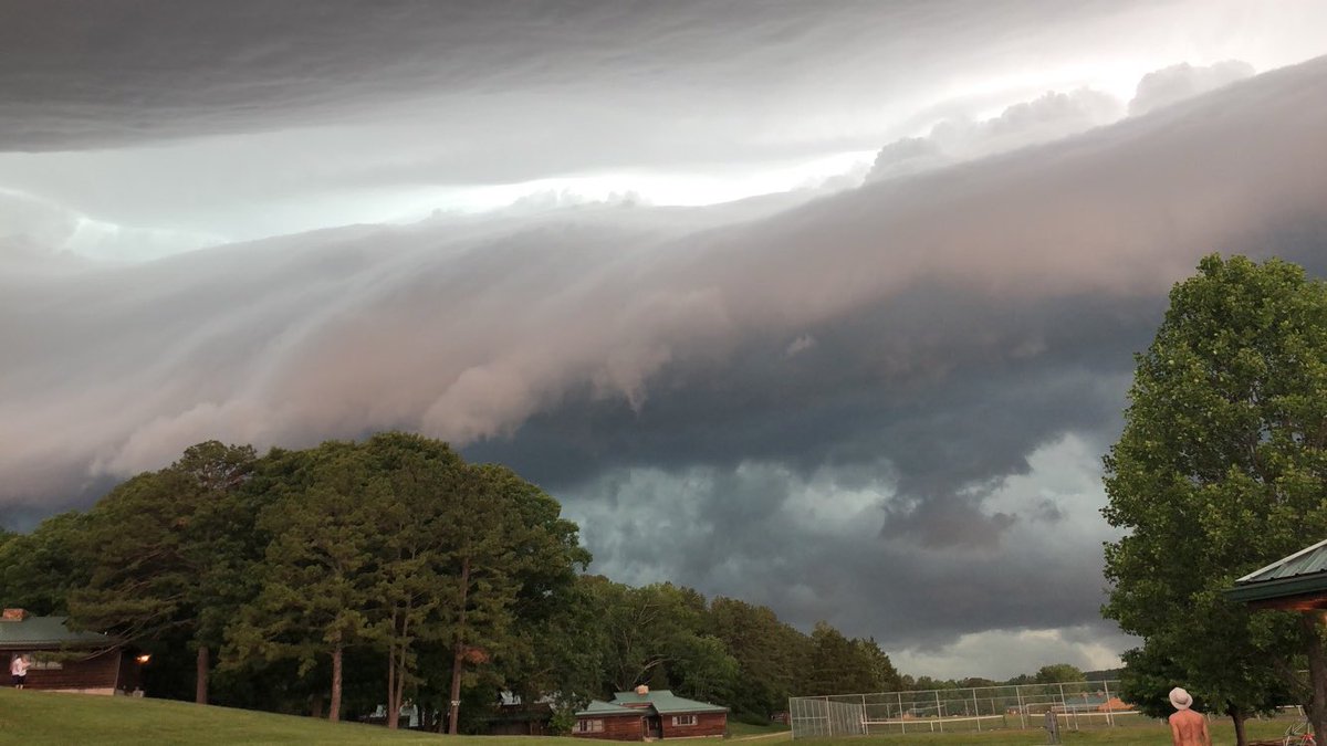 sarsar1031's tweet photo. @rarecorey Check out the wall cloud we had in Missouri the other day https://t.co/llxfuIPmMS