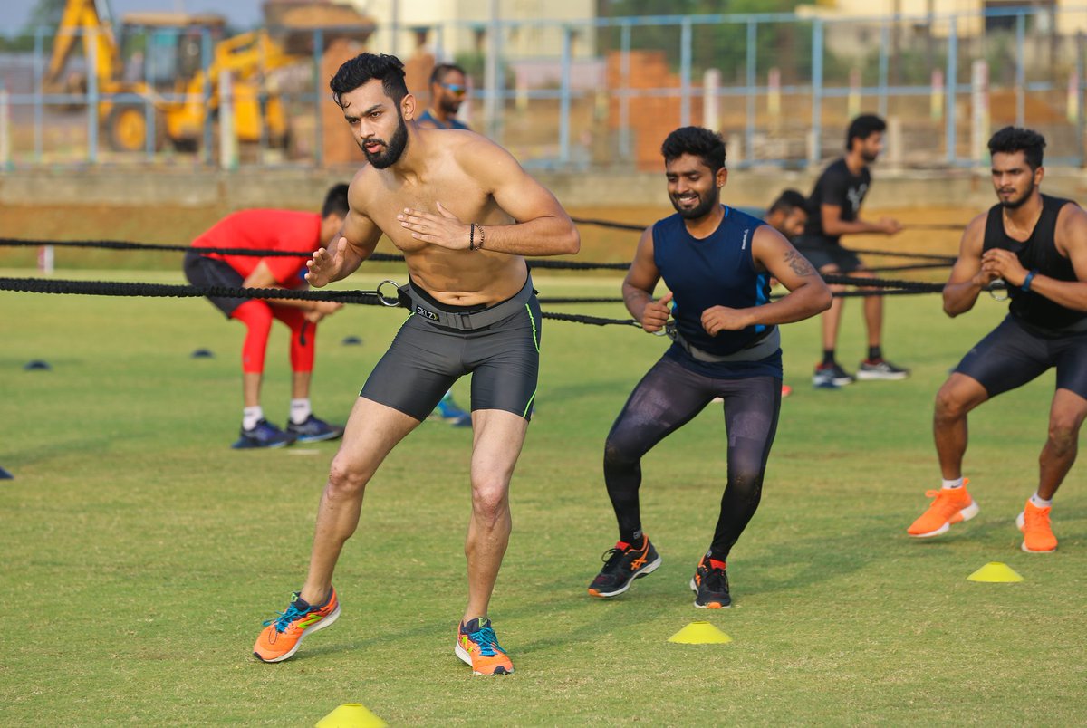 r_accelerate's tweet photo. Do it with an all-out effort. Out perform thyself each day. That's how you expand your horizons. 
Workout : #lateralshuffle with #360degreecoil 
Athlete in focus : @sudan005 , Ranji Trophy, Delhi.
 #raccelerate #athletesperformancecompany #indiancricketteam #ranjitrophy https://t.co/jrXxQM1qMK