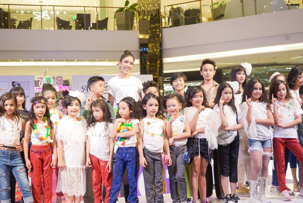 MUKAF11_FC's tweet photo. พี่มุกกับน้องๆ 😀📸 @Af11Muk #imukkyy #kfs2018 #discoparty #makeawish #kidsfashionshow #babysitter https://t.co/JIH8LrzbUI