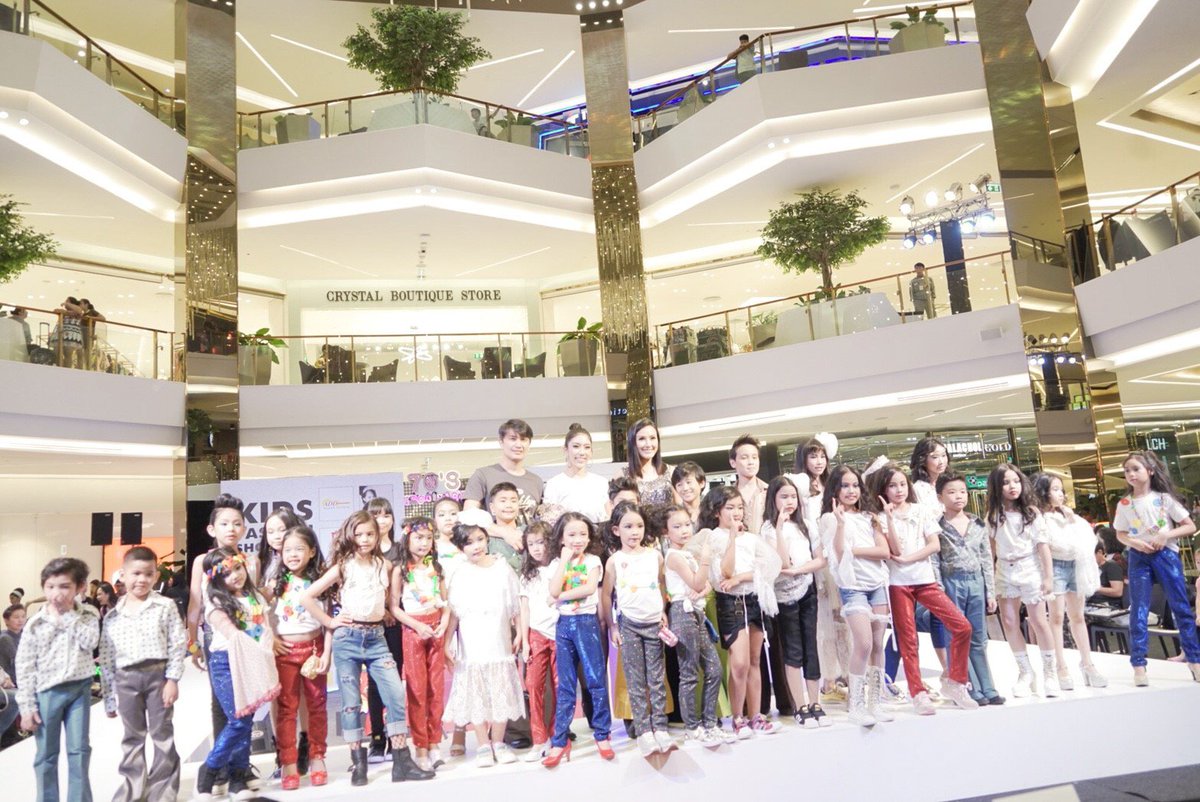 MUKAF11_FC's tweet photo. 🤗😊📸 @Af11Muk #imukkyy #kfs2018 #discoparty #makeawish #kidsfashionshow #babysitter https://t.co/FadMdjKh5c