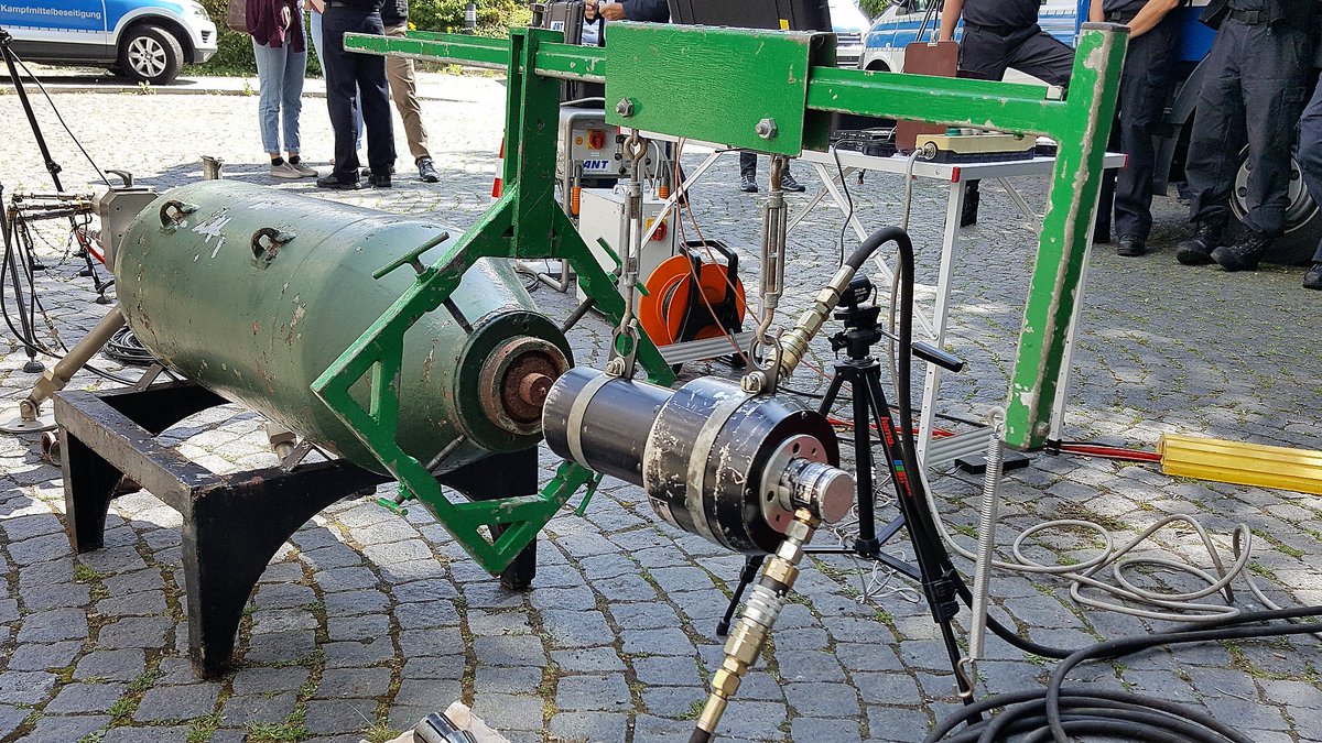 Rundblick_NDS's tweet image. Happy Birthday, Kampfmittelbeseitigungsdienst! Danke für Eure Arbeit! #70Jahre #BombenParty #BombenStimmung &amp;gt;&amp;gt; rundblick-niedersachsen.de/mit-moderner-t… #Niedersachsen #Polizei #Feuerwehr