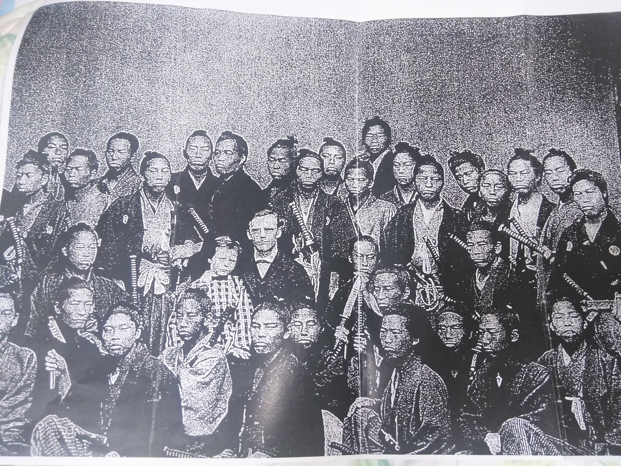 がらっぺ 薩摩出身のほぼアル中の親父から真顔で預かった極秘写真です 西郷隆盛や高杉晋作はおろか明治天皇まで一堂に会した軌跡の写真だそうです 薩摩 西郷 高杉晋作 明治天皇 T Co Drgpqdvrsj Twitter