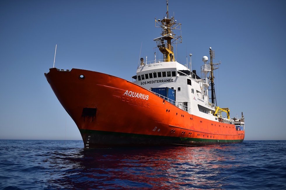 nonvotoilpd's tweet photo. La nave #Aquarius va a Valencia. Sull'immigrazione incontrollata ha fatto più questo Governo in un giorno che il PD in 5 anni. #chiudiamoiporti #Salvini @matteosalvinimi https://t.co/V6BAPdkOep