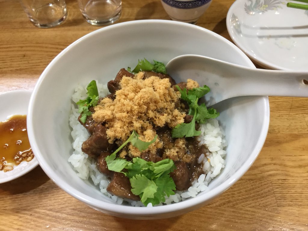 nagumon's tweet photo. 京王井の頭線池の上駅の台湾料理、光春。ルーロー飯食べにきた。わざわざ「台南式」と表記したり、台北のルーロー飯と���違うんだぜ！アピールがプンプンする説明文が、ルーロー飯抗争を知っていると、実にジワジワくるのご面白い。料理全般、店内漂う空気も五香粉臭してて、非常に台湾っぽさ感じる店。 https://t.co/voPQ0dfGY1