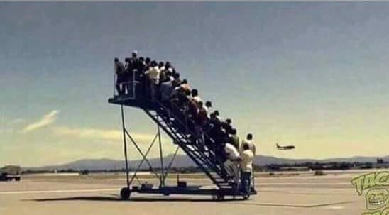 TaLuegoGente's tweet photo. La selección chilena esperando el avión para ir al mundial https://t.co/Y5DiohO5cu