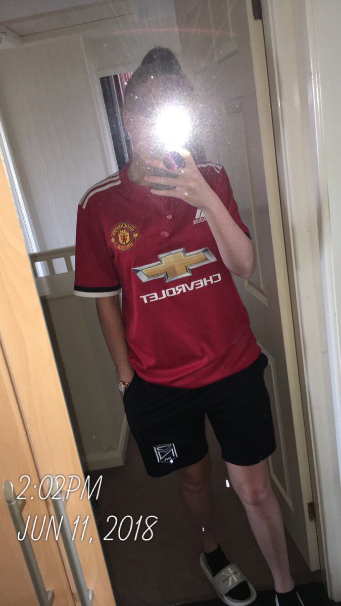 SdmnBecky's tweet photo. @ManUtd X @SidemenClothing 🤷🏼‍♀️ https://t.co/yz86Ym5UxT