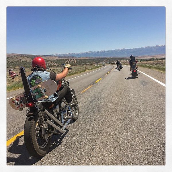 LowbrowCustoms's tweet photo. Who's trying to go skate? photo by: @itsjeffharper #fsw #choppershit #foreversixwheels #skatelife #goodtimes #choppers #rideeverywhere #skate #thrasher #choppper https://t.co/bgq7dIFTu7