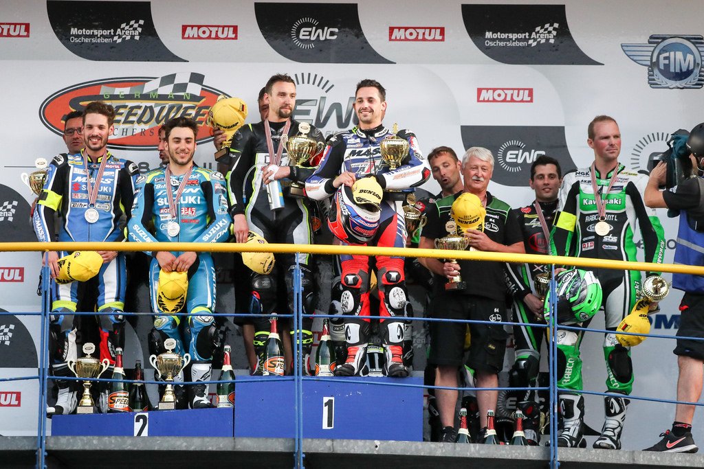 ffmoto's tweet photo. #CoupDeChapeauAuxFrançais
@JulesCluzel16, @FlorianMarino, @FreddyForay, #AlanTecher ; le #SRCKawasaki avec #MathieuGines, @RandydePuniet14 et #JérémyGuarnoni ; le @GMT94 #Yamaha avec #DavidCheca, @mikedimeglio63... https://t.co/OijibpvxON https://t.co/ph5LXlBvET