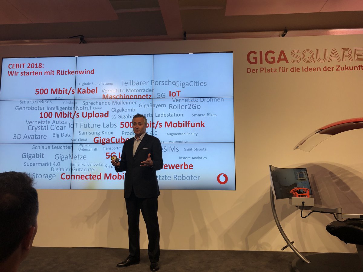 m_grabowski_'s tweet photo. Unser CEO Hannes Ametsreiter eröffnet auf der #CeBIT 2018 den @vodafone_de Stand... #5G #IOT #Fiber und vieles mehr kann man in der n Woche auf unserem #gigasquare https://t.co/gZmBTpJukl