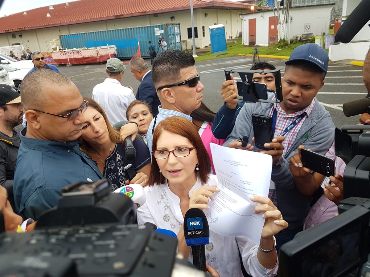 EstrellaOnline's tweet photo. #Nacionales Exprimera dama pide que @rmartinelli sea revisado por un médico #ExtradicionMartinelli
>https://t.co/WqHhLc9bbZ https://t.co/D2tJjFnVci