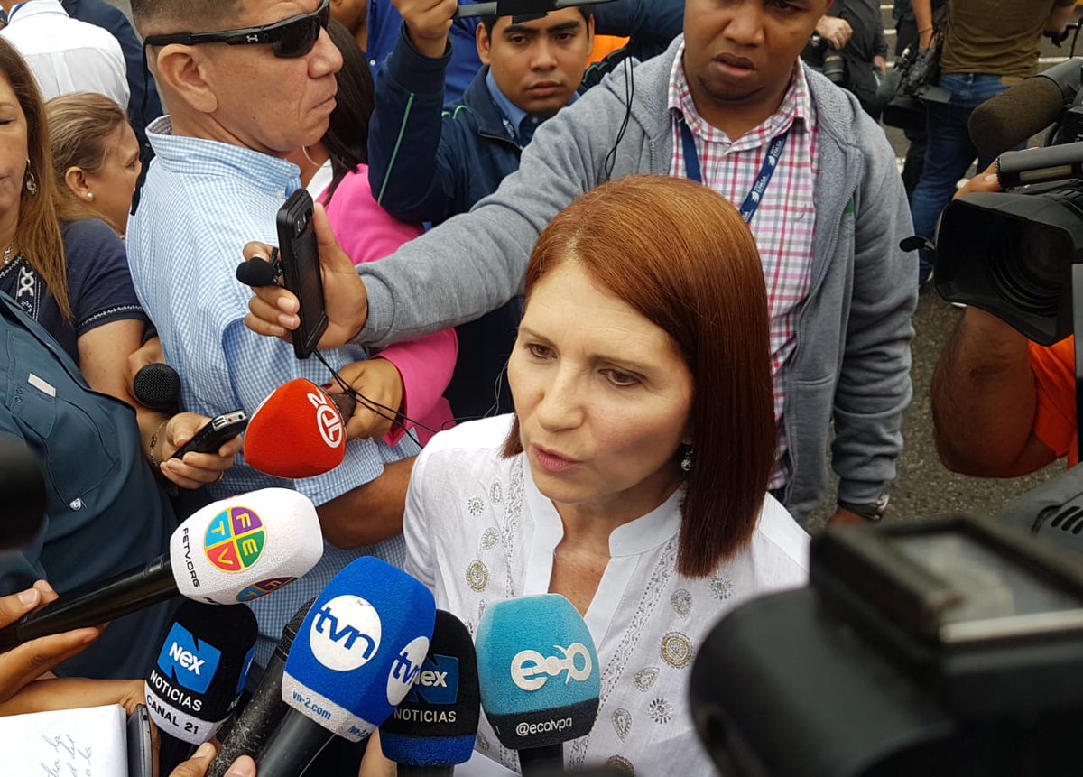 EstrellaOnline's tweet photo. #Nacionales Exprimera dama pide que @rmartinelli sea revisado por un médico #ExtradicionMartinelli
>https://t.co/WqHhLc9bbZ https://t.co/D2tJjFnVci