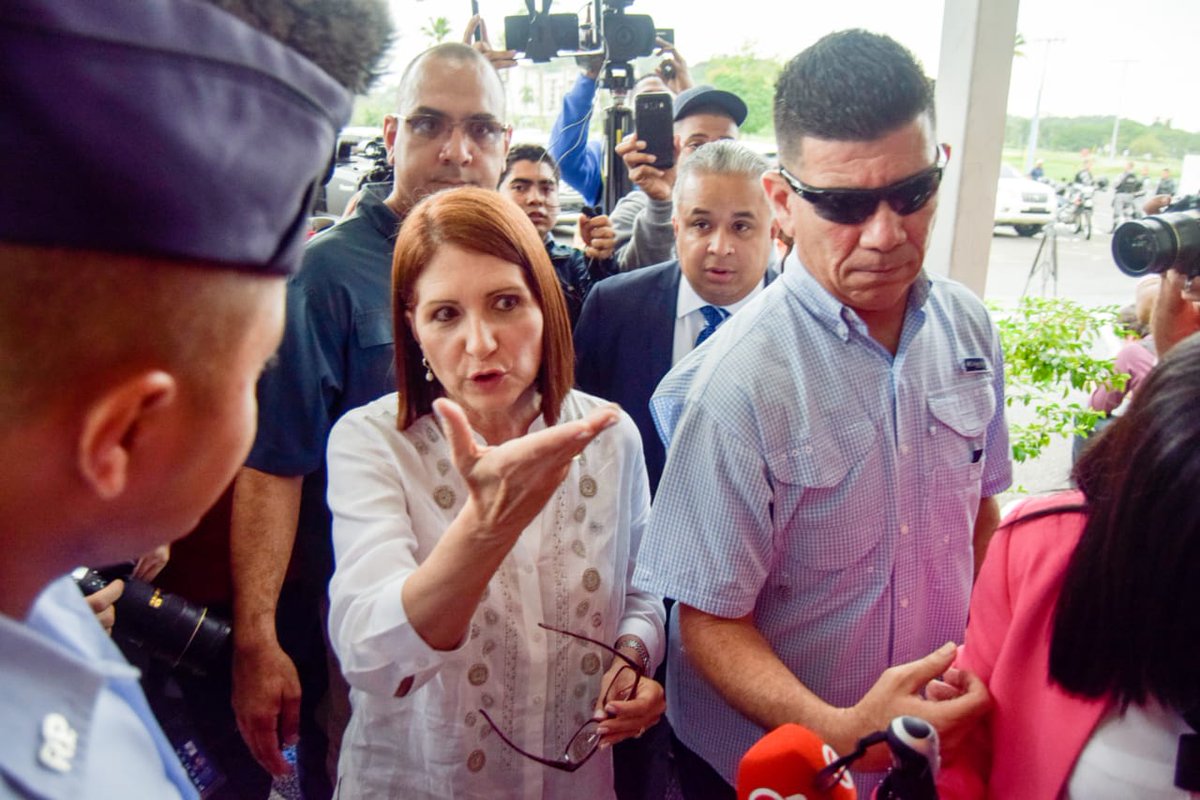 EstrellaOnline's tweet photo. #Nacionales Exprimera dama pide que @rmartinelli sea revisado por un médico #ExtradicionMartinelli
>https://t.co/WqHhLc9bbZ https://t.co/D2tJjFnVci
