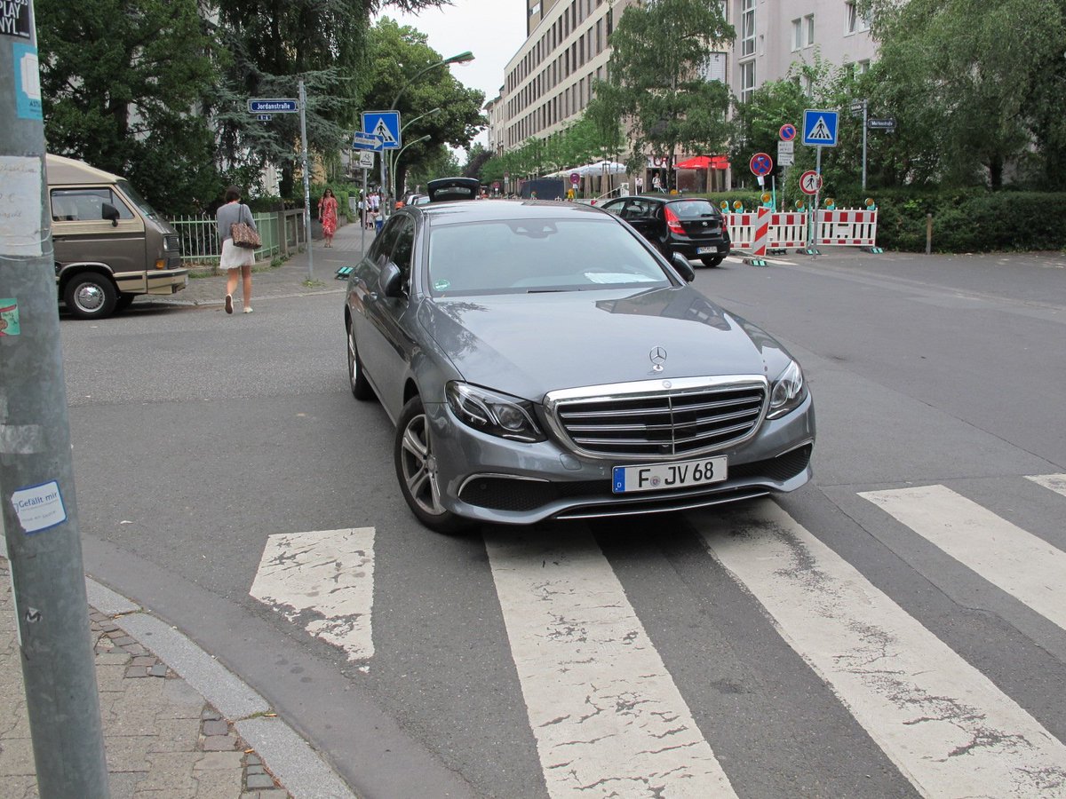 Wie dreist kann man eigentlich noch parken ? #Frankfurt #Falschparker
(der stand da tatsächlich so, habe ihn nicht etwa beim Abbiegen oder Rangieren fotografiert)