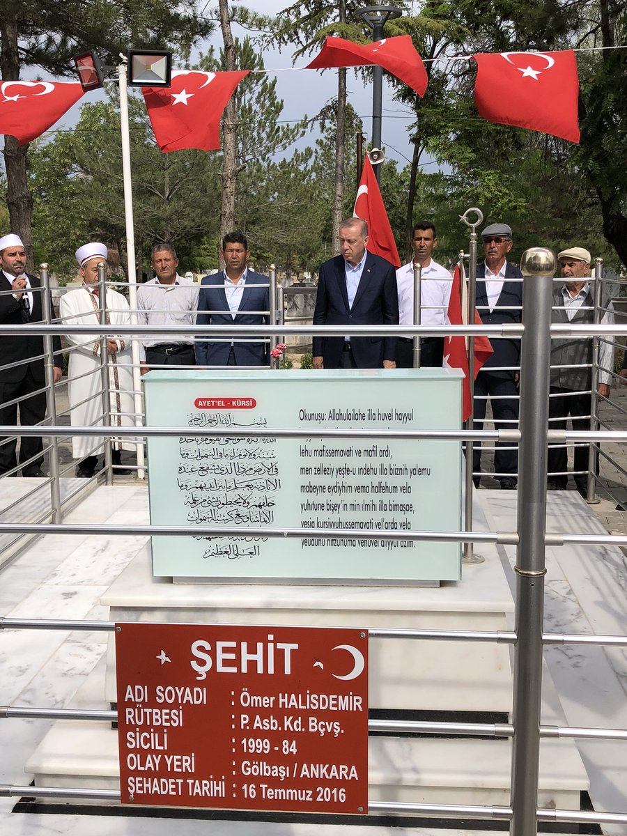 ikalin1's tweet image. Başkomutan, şehit Ömer Halisdemir’in kabrinde. 

Mevla bütün şehitlerimizden razı olsun.