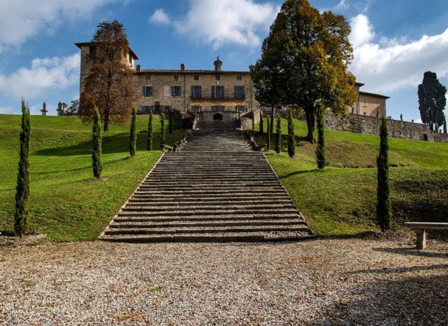 CoronaEvents's tweet photo. L'anno scorso ci siamo esibiti a #CastelloDurini per un matrimonio, speriamo di tornarci presto #coronaevents #location #alzatebrianza #italia #italy #event #evento #show #performance #farfalleluminose #ledbutterflies #business #incentive #convention #wedding #matrimonio #Castle https://t.co/xARhm7cV5c