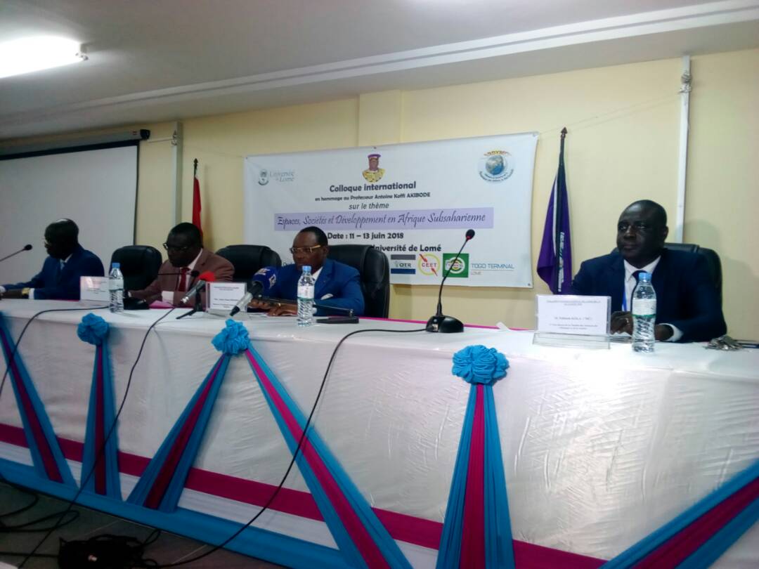 charleskolou's tweet photo. Qlques image de la cérémonie d'ouverture:#PrOladokoun président du comité d'organisation du #colloque #GeoconfLome2018.Ala table d'honneur le Doyen intérim de la #FSHS #PrKolaEdinam, le 1er Vp de @UniversitedeLom #PrKomlaBatawila et le Min #NicouéBrhoom @Geo_Univlome @KoffiAdjalo https://t.co/c4R8o57UYz