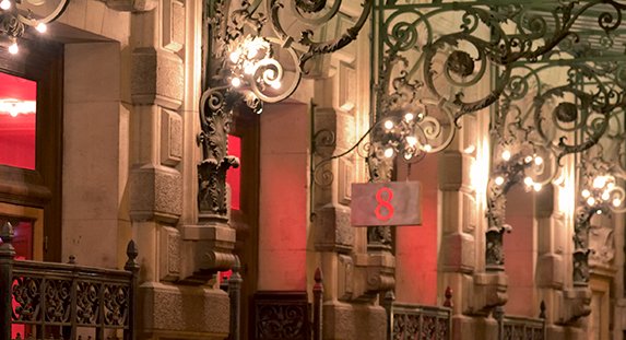 Opera_Comique's tweet photo. [#PORTE8 J-2]
Rendez-vous à la tombée de la nuit, passez par la petite porte et partagez un verre dans une ambiance intime, musicale et terrifiante ! 

Avec #ValerieLesort, #JudithFa, #LionelPeintre et #MartinSurot
#concert #cabaret #Hallyday
L’événement : https://t.co/9aCrc9DvuW https://t.co/dG143nx3c1