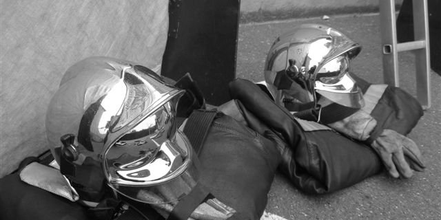 PompiersFR's tweet image. AVIS DE DÉCÈS ⚫️ Regret et douleur des @PompiersFR de vous faire part du décès en service, dimanche 10 juin 2018, du SGT T.GABLIN et du CCH F.CHETIBI, tous deux sapeurs-#pompiers volontaires au @SDIS35officiel, affecté au centre de secours de La Couyère.
pompiers.fr/actualites/avi…