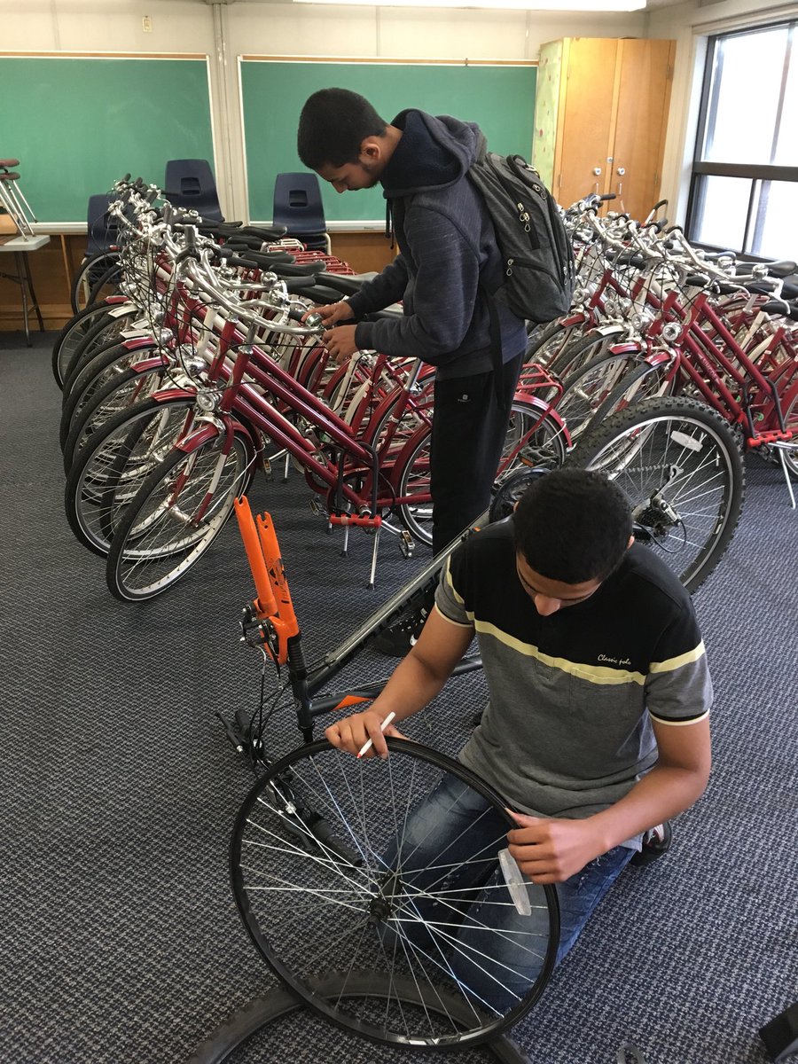 biketoschoolTO's tweet photo. Students at @garneausac getting first hand experience learning how to fix their flat tire #flatfix #bell_installation #bikemonth @EcoSchoolsTDSB @CycleToronto https://t.co/MBtCDFEAlG
