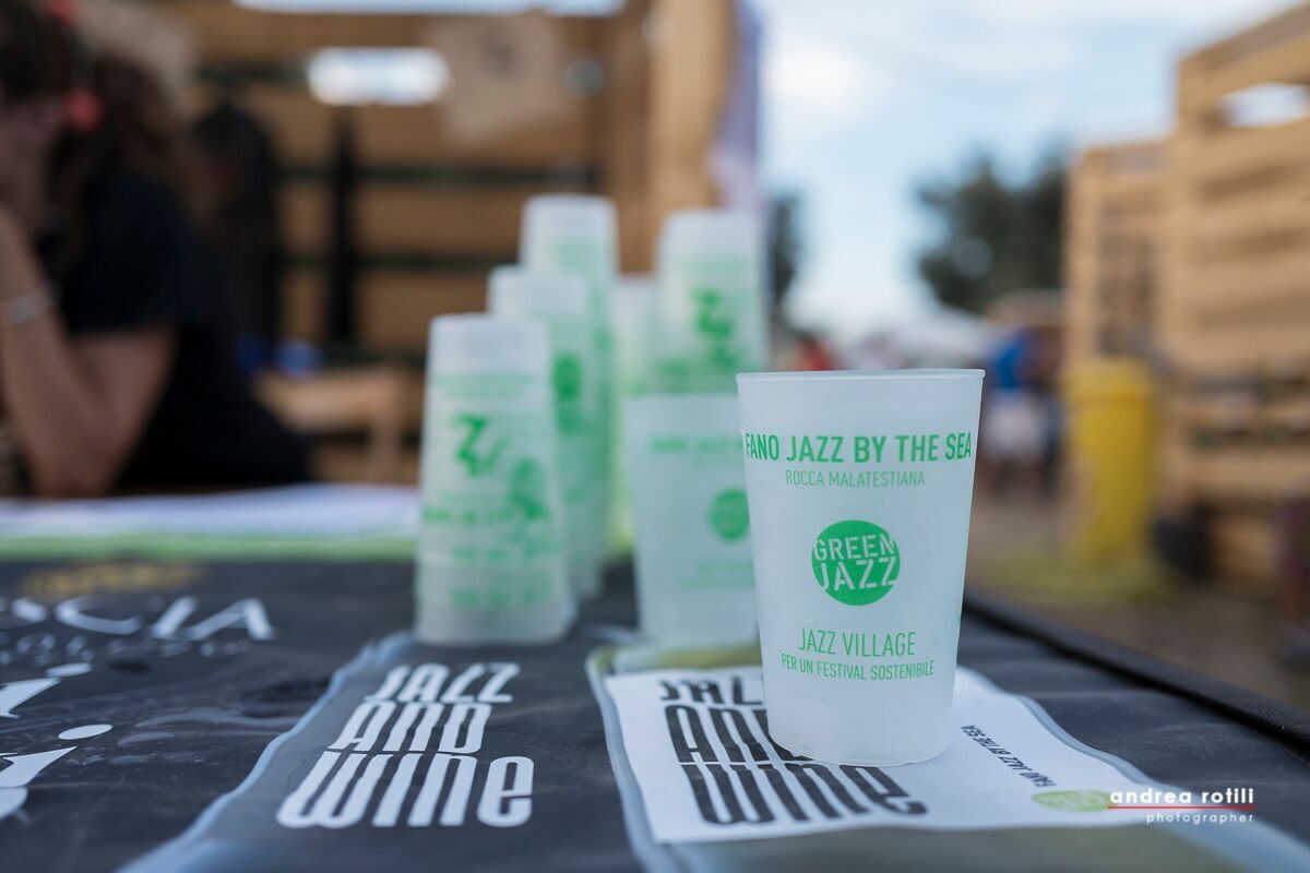 FanoJazzNetwork's tweet photo. Fano Jazz by the Sea rinnova il suo appello alla causa della #sostenibilità #ambientale. Fare #musica, #cultura, muovere #persone e #idee non deve prescindere dall'impatto sull'#ambiente. Fateci sapere cosa ne pensate!
#Fanojazz #Jazz #FJBTS18 #GreenJazz #green https://t.co/0RN1SgcxRD