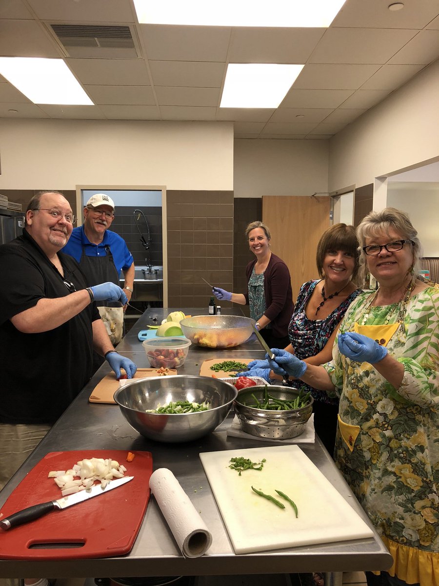 grosselect's tweet photo. A group of our employees enjoyed preparing “Dinner on the House” for families staying at the Ronald McDonald House in Toledo. The RMH offers a home-away-from-home for families who travel to Toledo for their children’s specialized medical care. #supportingourcommunity #GetInvolved https://t.co/s3nXx2f09q