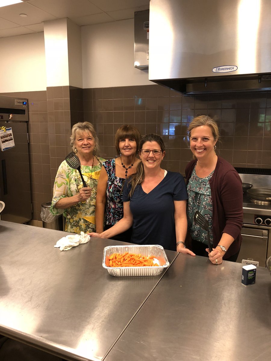 grosselect's tweet photo. A group of our employees enjoyed preparing “Dinner on the House” for families staying at the Ronald McDonald House in Toledo. The RMH offers a home-away-from-home for families who travel to Toledo for their children’s specialized medical care. #supportingourcommunity #GetInvolved https://t.co/s3nXx2f09q