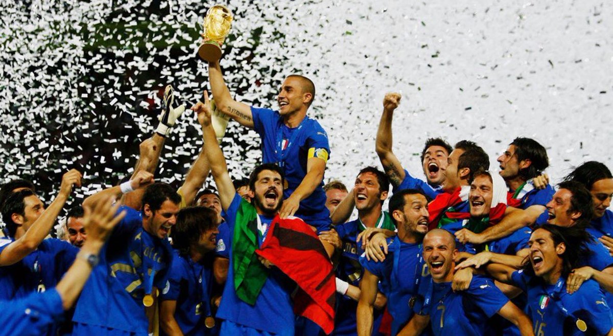 riflevarela's tweet photo. #PartidosMundiales #CoreaJapon2002 #Alemania2006 A las 21.00 por @tv_publica #Bielsa #Suecia #Batistuta #Beckham #Perkerman #Elizondo #Papeleta #Ronaldo #Zidane https://t.co/pGGrA5VKOF