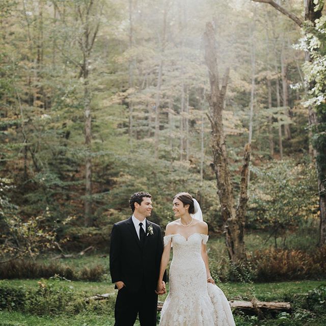 burghbrides's tweet photo. REAL WEDDING: Lindsey & Jon's was quite possibly the most beautiful outdoor, tented wedding I've ever seen. Hit up #burghbrides today for all of the soft and romantic details (plus, some epic portraits from @oakwoodphotovideo!). #brideandgroom #herecome… https://t.co/GaWCp8st8f https://t.co/zJwib4Ya54
