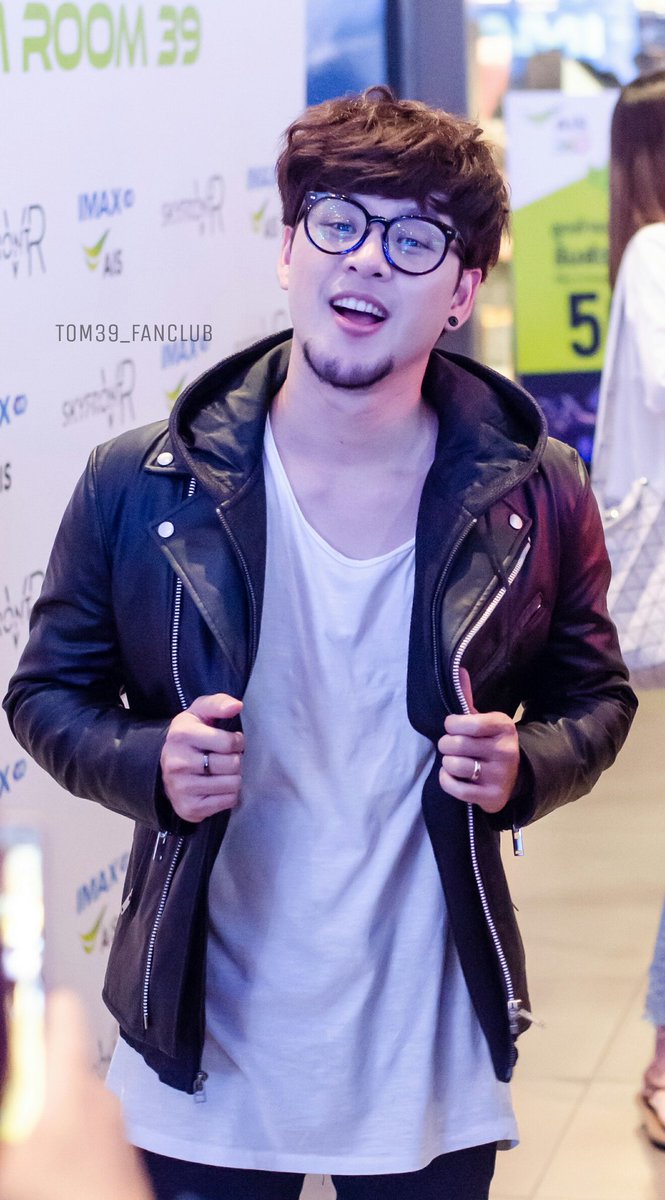 Tom39_Fanclub's tweet photo. ชาร์จแบตก็ต้องเดินหาปลั๊ก เเต่ถ้าจะชาร์จความรักก็เดินมาหาพี่ . .ทอมนะคะ
😘😘😘🍒🍒🍒
#TomIsara
#TOMxAIS
#AISIMAXVR https://t.co/BwkDAv8r2J