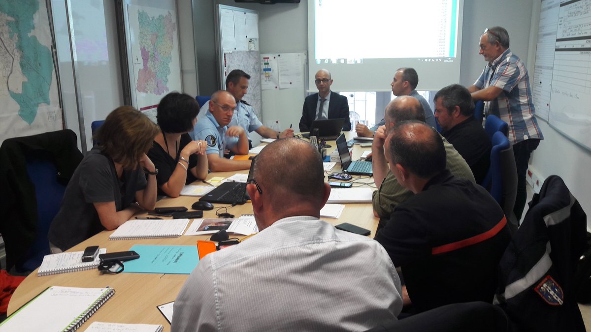 Prefet53's tweet photo. [#inondations #Mayenne] Les services de l'Etat mobilisés. #celluledecrise ouverte à la préfecture depuis dimanche. Suivi permanent de la situation météo et secteurs touchés. https://t.co/ZPk01mmKXA