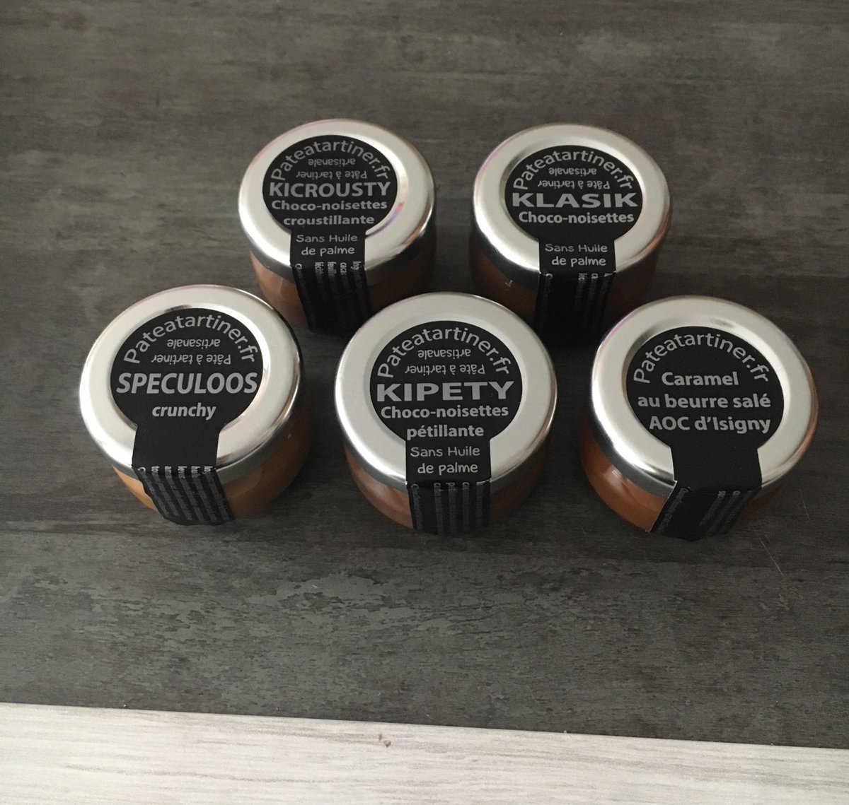 milouforever19's tweet photo. Petit Assortiment de pâte à tartiner sans huile de palme. Je les aies toutes gouté et c’est super bon. Merci @chocolartisan 👌😋👍 
Ça sert d’écouter @CircuitsCourts avec @MaximeSwitek et @AnneLeGall_  sur @Europe1 #E1CC https://t.co/yPiYL9KntP