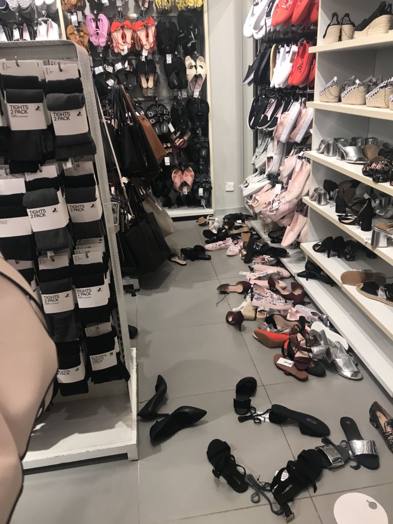 Sepatu berantakan di sebuah toko