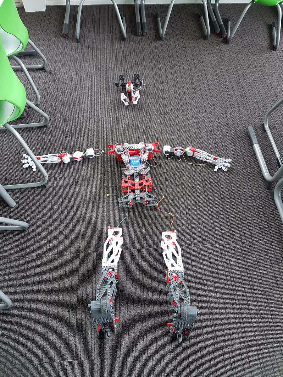 de_concierge's tweet photo. Vanmiddag weer les gegeven over #meccanoid in @DeSchakelDokkum  bijna klaar, morgen afmaken. Dan voor iedereen een #oorkonde https://t.co/QHYwoPaoAf