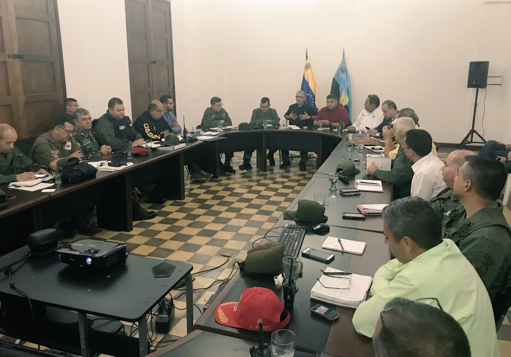 Omar_PrietoPSUV's tweet photo. #AEstaHora Nuestro Secretario de Gobierno, Dr. Lisandro Cabello, encabeza reunión con jefes militares y policiales de todos los cuerpos de seguridad e inteligencia para evaluar acciones y resultados obtenidos en la última semana. https://t.co/n4tEsb5mlz