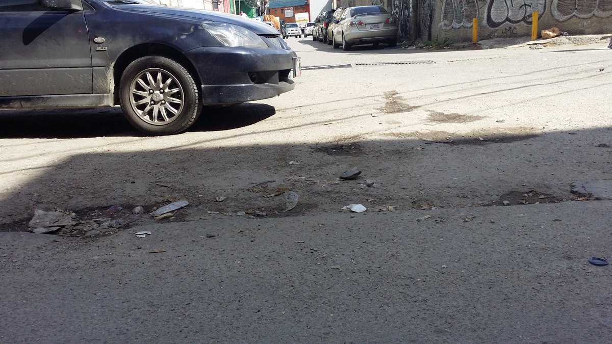 centrogandion's tweet photo. Alcalde @darwingonzalezp @AlcaldiaBaruta agradecidos con el bacheo q se hizo en la carretera vieja de Baruta. Aprovechando el impulso seria bueno visitara La Zona Ind. #LaNaya para q pudiera percatarse de la necesidad de hacer bacheo en la zona y asi evitar siga deteriorandose. https://t.co/EndOrdTWSS