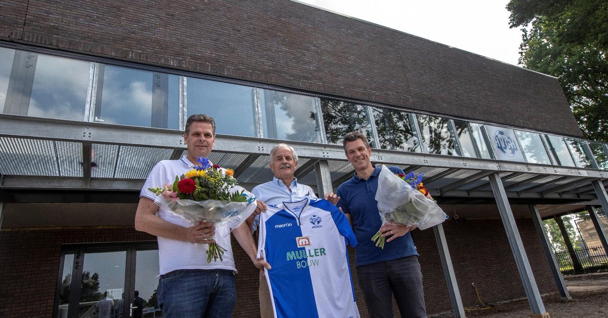 MullerBouwOss's tweet photo. Yes! De sponsorovereenkomst tussen Muller Bouw en HVCH is met 3 jaar verlengd! De komende drie jaar blijven wij actief als hoofdsponsor van de club, en met veel plezier zetten wij de prettige samenwerking voort. #mullerbouw #HVCH https://t.co/Fed1gsbthA