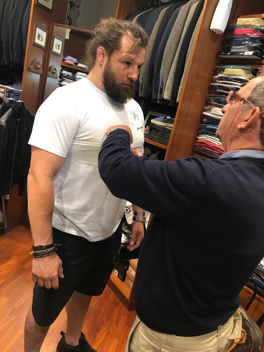 castrito81's tweet photo. Con questo fresco oggi è la giornata ideale per farsi prendere le misure!
Esiste qualche trucco 🎩 per velocizzare le operazioni? 
Circonferenza torace ✔️ 

#castrostyle #sartorial #madetomeasure #bespoke https://t.co/IW1WeGZPHy