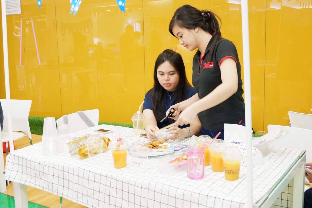 WSE_Indonesia's tweet photo. Iftar Food Bazaar at Wall Street English Central Park
.
Swipe for more fun moments.
.
#WallStreetEnglishIndonesia
#WallStreetEnglish
#WSEID
#Foodbazaar
#Iftar https://t.co/dlBOHvy7yn