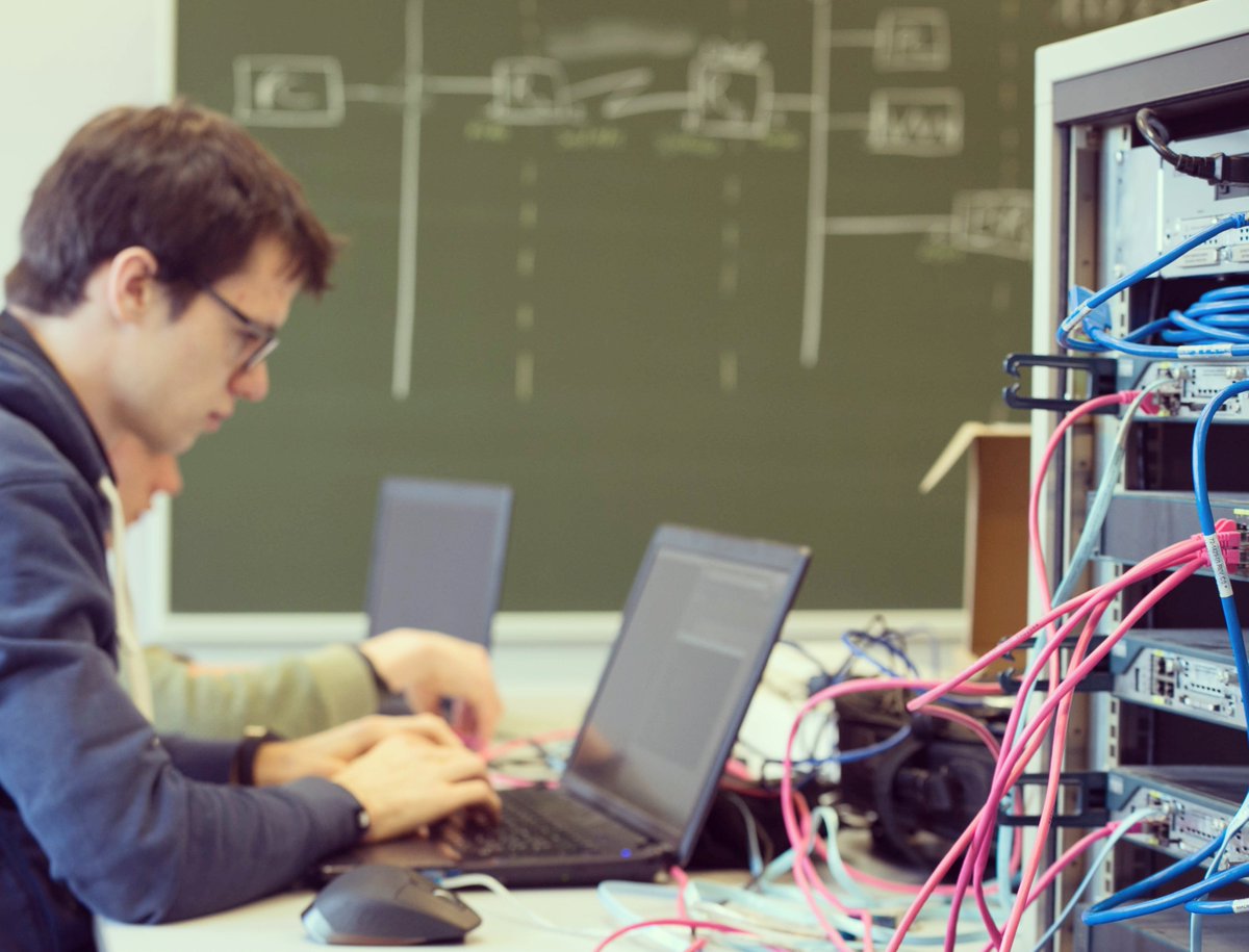 Hoe kies je het juiste #MachineLearning algoritme? Hoe train je het? En hoe evalueer je het correct? Kom hands-on proeven van onze splinternieuwe microdegrees via afstandsonderwijs 26 juni 2018! 
nmct.be/nmct-meets-the…