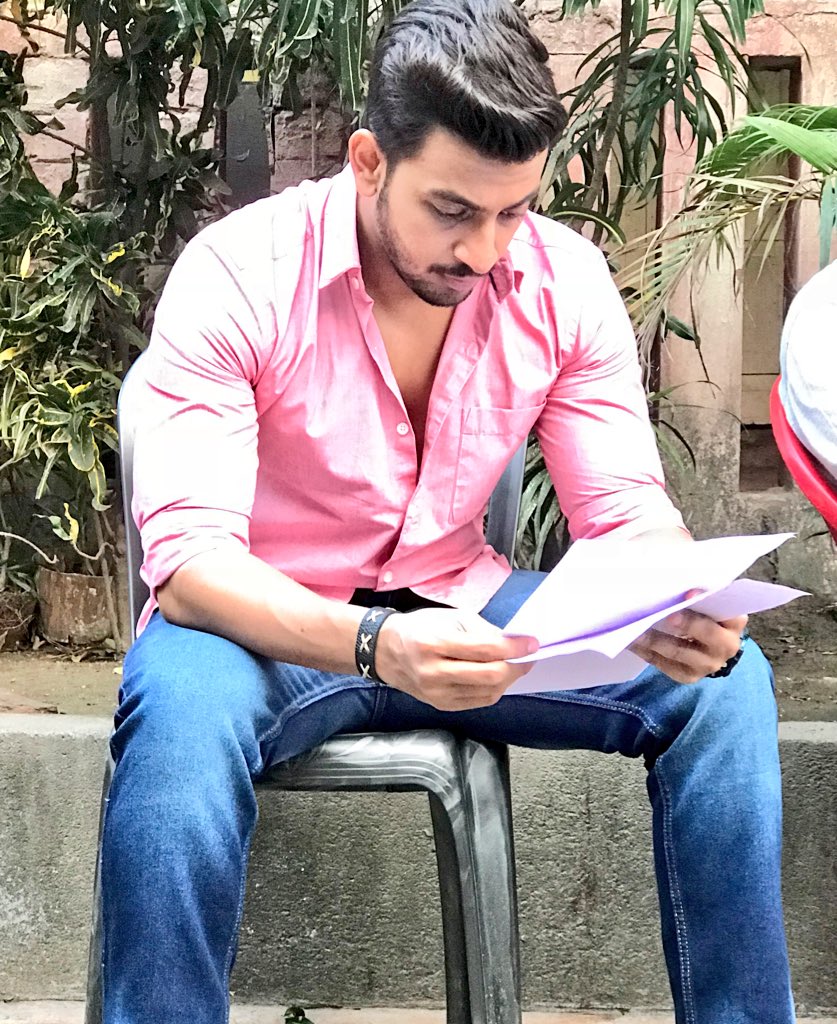 bonysengupta's tweet photo. Intense script reading or chckng my mnthly bills ? 🤣😜🙈 https://t.co/dob2uYARAE