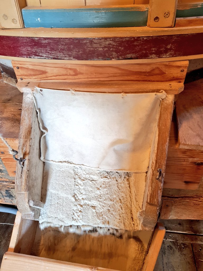 Dankzij de zon staat <a href="/molendevrijheid/">molen De Vrijheid Schiedam</a> er weer mooi op vandaag. Prima wind om te malen! #ambacht #molenaar #meel #molen #DeVrijheid #Schiedam #windmill