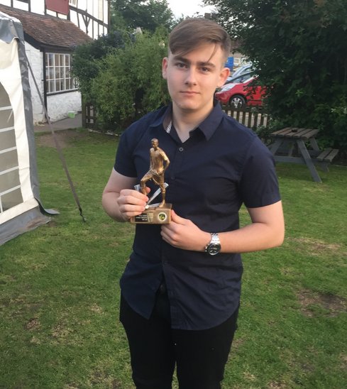 WellandRes2015's tweet photo. 2017/18 Young Player of the Season
@wellandfc2011 &amp;  @WellandRes2015 
Harry Phillips

#YoungplayeroftheSeason #TopLad #AttackingRightBack #CantScoreforToffee
#NiceoneHarry https://t.co/z1NoObGhqY