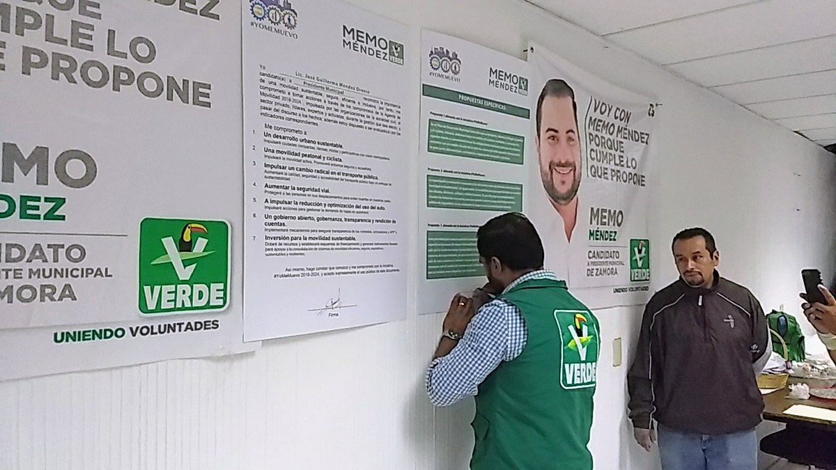 enbicisizamora's tweet photo. Memo Mendez  Candidato a la Presidencia Municipal de Zamora  firmo los 7 ejes  de la agenda de movilidad sustentable #yomemuevo https://t.co/2nOAIg7Uro