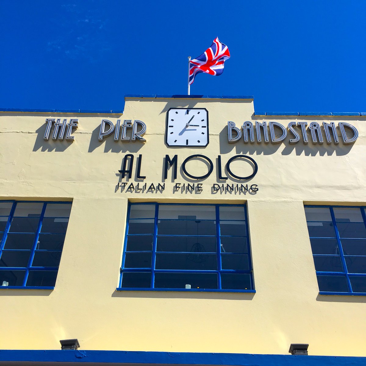 AlMoloWeymouth's tweet photo. The sun is shining ☀️#weymouth #weymouthbeach #sunshine #summer #summer2018 #almolo #blueskies #loveweymouth #italian #italianfood https://t.co/UkvVnKDT9V