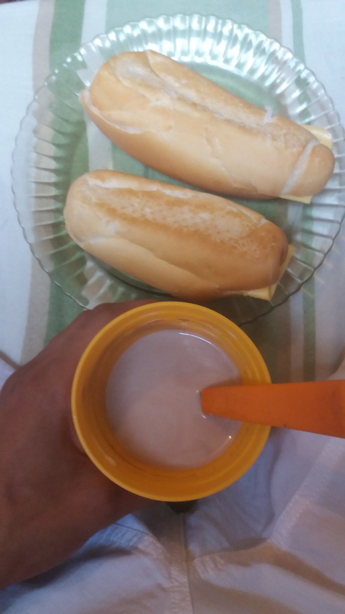 Wheslley22's tweet photo. - Nescau Gelado Pãozin Com Queijo .. 🍃😌🎭✌
      #E_Vida https://t.co/0yRfeZPkYC