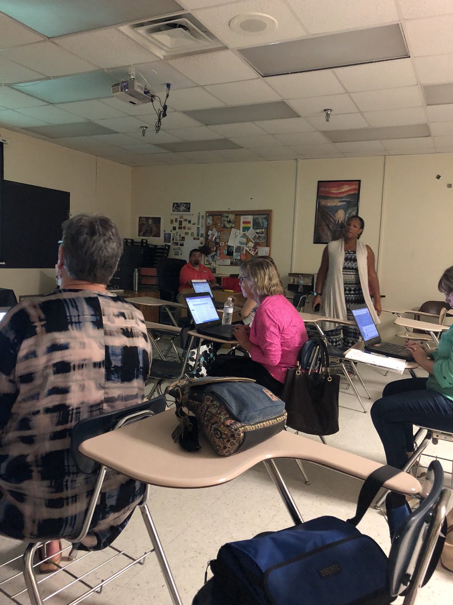 aylward_tricia's tweet image. Learning about Skype for Business! What an amazing feature all VCS are able to use. #VCSLearns