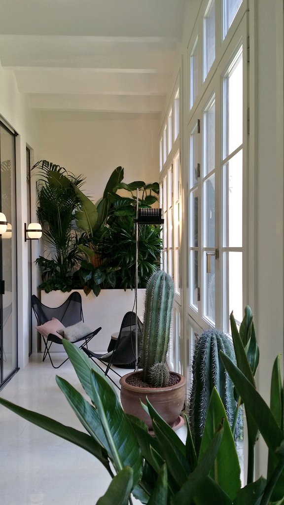 Interior_es's tweet image. Uno de los últimos trabajos de @YLABarquitectos es este luminoso y confortable piso, en Gracia, con un original baño-pasillo, que articula la circulación. A destacar la galería recuperada, que atrapa la luz natural potenciando la zona de día. #BarcelonaDesignWeek #BDW18