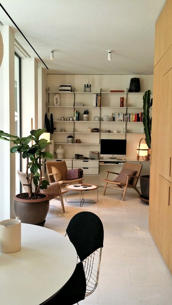 Interior_es's tweet image. Uno de los últimos trabajos de @YLABarquitectos es este luminoso y confortable piso, en Gracia, con un original baño-pasillo, que articula la circulación. A destacar la galería recuperada, que atrapa la luz natural potenciando la zona de día. #BarcelonaDesignWeek #BDW18